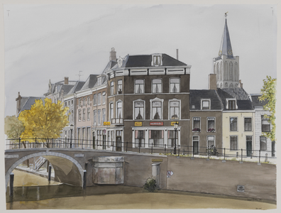 28243 Gezicht op de Oudegracht te Utrecht en de huizen nrs. 1 (midden) - hoger (links) en rechts enkele huizen aan de ...